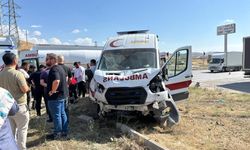 Yürekleri ağza getiren kaza: Cip ile ambulans çarpıştı, yaralılar hastaneye kaldırıldı!