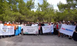 Ayvalık’ta çevre gönüllüleri kıyı temizliği yaptı