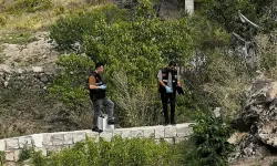 Babasının kucağındaki 3 yaşındaki çocuğa kaya düştü