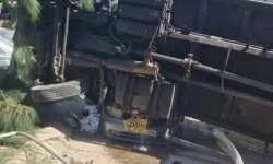 İzmir'de devrilen çöp kamyonundaki 3 kişi yaralandı
