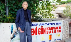 Bergama’nın Eşref amcası 80 yıllık dükkânına veda ediyor