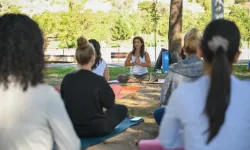 Bornovalı kadınlara özel açık hava yoga etkinliği