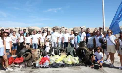 Çeşme kıyılarından 1,5 ton atık çıkarıldı