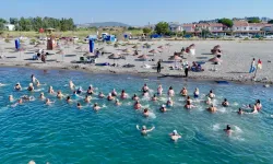 Dünya Barış Günü’nde Seferihisarlılar denizde pilates yaptı
