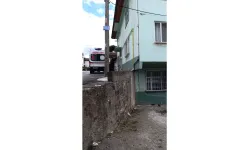 Duvarın üzerinde oturduğu sırada aşağı düşen 31 yaşındaki genç öldü