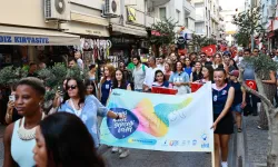 EFEST 2026 kortejle başladı: Efes Selçuk’ta kültür, sanat ve eğlence bir araya geldi
