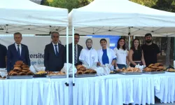 Egeli öğrencilere simit ve boyoz ikramı