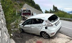 Feci kaza: Otomobil istinat duvarına çarparak devrildi
