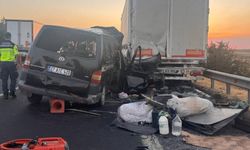 Feci kaza! Park halindeki tıra minibüs çarptı: 2 ölü, 2 ağır yaralı!
