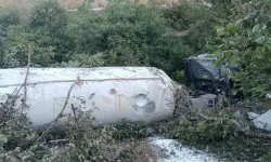 Gece yarısı feci kaza: Tır devrildi, sürücü hayatını kaybetti
