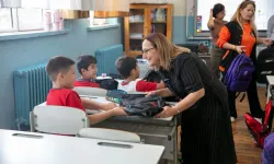Güzelbahçe Belediyesi öğrencilerin çantalarını doldurdu