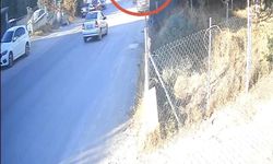Hafriyat kamyonu park halindeki iki aracı biçip bahçeye uçtu!