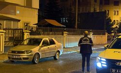 Husumetli oldukları kişinin babasının otomobiline kurşun yağdırdılar