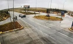 İki otomobilin çarpıştığı kaza kameraya yansıdı: 2 ölü, 8 yaralı