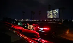 İnciraltı'nda arabada sinema keyfi