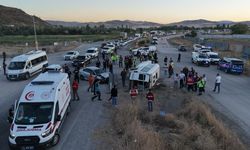 İşçi servisi ile otomobil çarpıştı: 14 yaralı