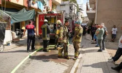 İzmir’de ev yangını paniği: 1’i çocuk 2 kişi dumandan etkilendi