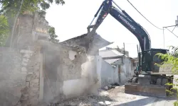 Konak’ta metruk bina yıkımları sürüyor: Sayı 384’e ulaştı