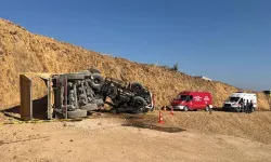 Tır virajda devrildi, uçuruma yuvarlandı; 2 kişi olay yerinde hayatını kaybetti