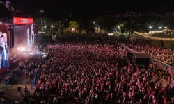 Mert Demir İzmir Enternasyonal Fuarı’nda 50 bin kişiye konser verdi