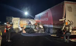 Tıra arkadan çarpan minibüsteki yolcu öldü, sürücü ağır yaralandı