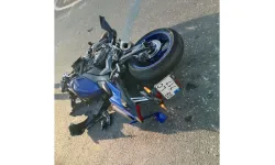 Minibüsle çarpışan motosiklet sürücüsü olay yerinde hayatını kaybetti