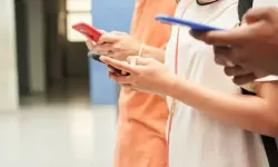 O ülkede öğrenciler için yeni dönem: Okullarda telefon yasağı!