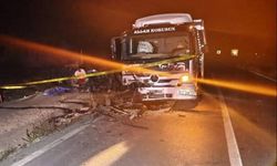Otomobil ile kamyon kafa kafaya çarpıştı: 16 yaşındaki çocuk hayatını kaybetti