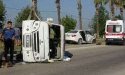 Otomobilin yandan çarptığı yolcu minibüsünün sürücüsü olay yerinde öldü