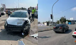 Kırmızı ışıkta bekleyen otomobile arkadan başka bir otomobil çarptı: 3 yaralı