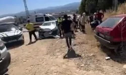 Otomobiller kafa kafaya çarpıştı: 1’i bebek 6 kişi yaralandı