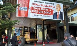 Pankart için getirildi, otel girişinde kaldı: CHP kampında kepçe arızası