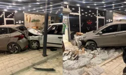 Peş peşe iki otomobil aynı mağazaya girdi: 2 yaralı