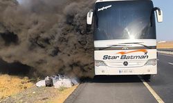 Seyir halindeki yolcu otobüsü alevlere teslim oldu: Yolcular son anda tahliye edildi
