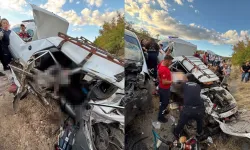 Hafif ticari araç ile çarpışan otomobildeki 1 kişi öldü, 5 kişi yaralandı
