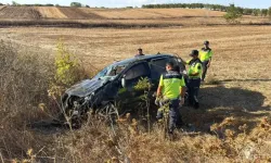 Direksiyon hakimiyetini kaybetti, takla atarak tarlaya devrildi: 1 ölü, 2 yaralı