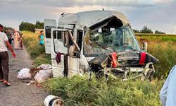 Tarım işçilerini taşıyan minibüs tahliye kanalına devrildi: Çok sayıda yaralı var!