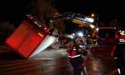 Tır dolmuş durağına devrildi: 2 kişi hayatını kaybetti