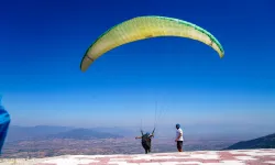 Tire semalarında yamaç paraşütü festivali