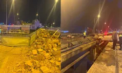 İzmir karayolunda tuğla yüklü tır ile otomobiller çarpıştı: 1 ölü, 7 yaralı