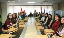 Üniversiteyi kazanan KARGEM öğrencileri Ünsal’la buluştu