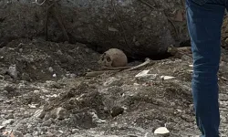 Yıkım çalışmasında toprak altından insan kemikleri çıktı
