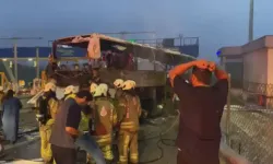 Bariyere çarpan yolcu otobüsü alevlere teslim oldu: 2 kişi hayatını kaybetti, 4 kişi yaralandı