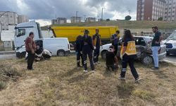 Yürekleri ağza getiren kaza! Hafif ticari araç ile otomobil çarpıştı, 3 yaralı