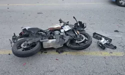 Otomobille çarpışan 21 yaşındaki motosiklet sürücüsü yaşam mücadelesini kaybetti