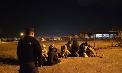 İzmir'in Seferihisar ilçesinde 8'i çocuk 15 düzensiz göçmen yakalandı