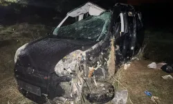 Trafik levhalarına çarpan araç boş araziye düştü: 1 ölü, 4 yaralı