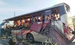 Bangladeş'te yolcu otobüsü kamyona çarptı: 4 ölü, 17 yaralı