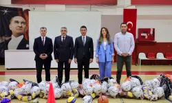 Bayraklı'da okullar spor malzemeleriyle donatılıyor