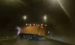İzmir Bayraklı'da kontrolden çıkan tır devrilmekten son anda kurtuldu